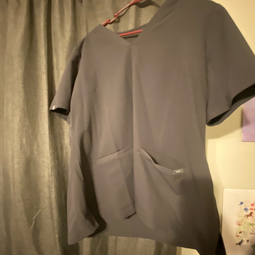 FIGS Casma 3 pocket scrub top in size XL. Color: Charcoal